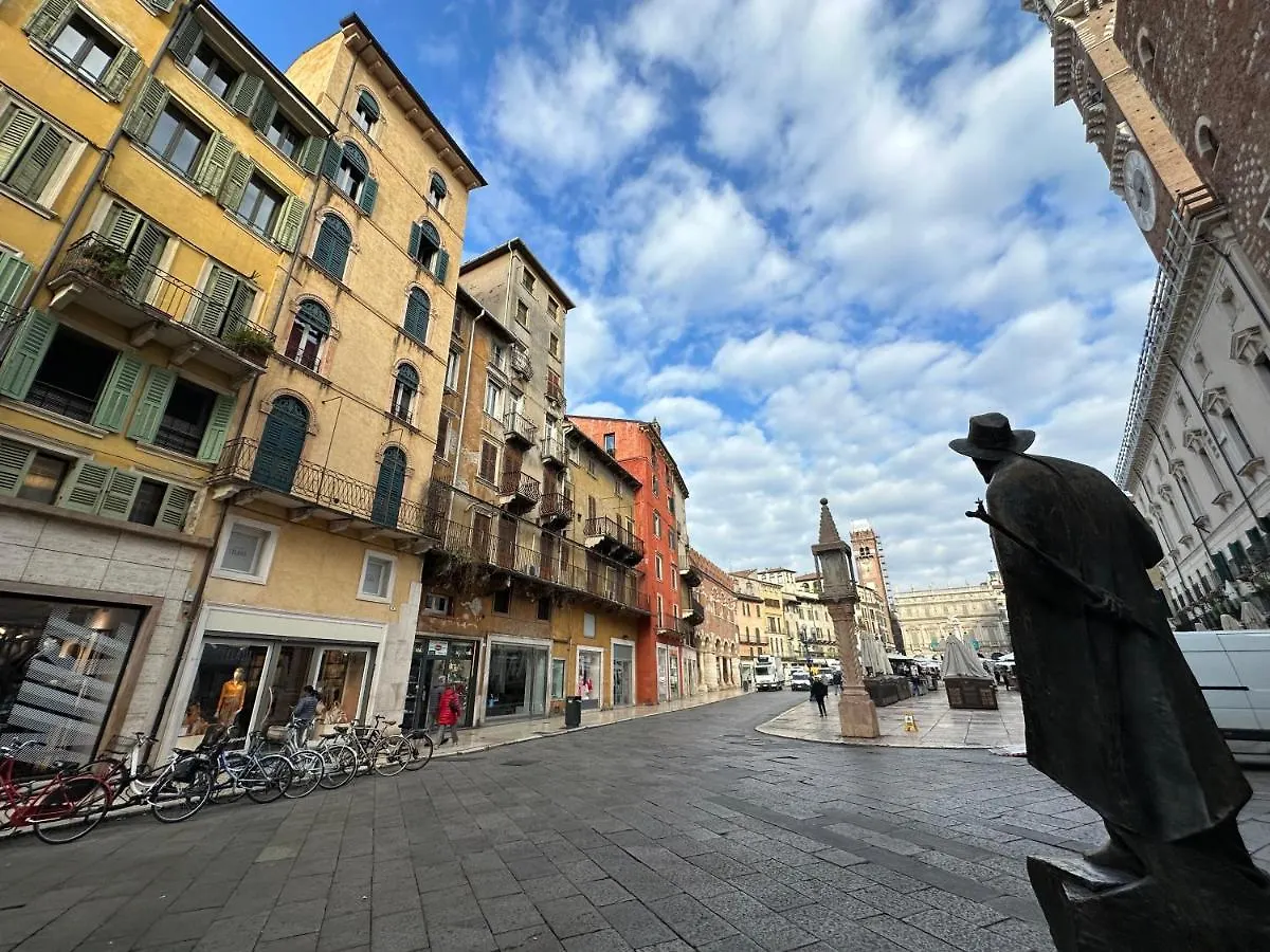 Verona Luxury Flats , Piazza Erbe With Balcony On Main Square